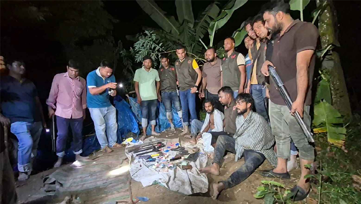 বগুড়ায় রিভলবার-দেশীয় অস্ত্রসহ তিন সন্ত্রাসী গ্রেপ্তার